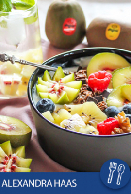 Healthy breakfast mit granola und kiwi Healthy breakfast mit granola und kiwi