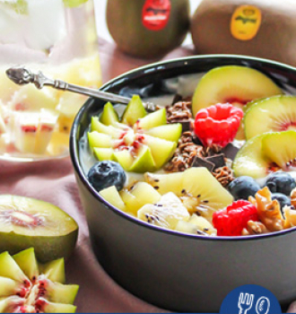 Healthy breakfast mit granola und kiwi