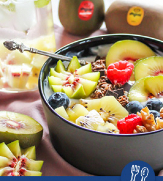 Healthy breakfast mit granola und kiwi