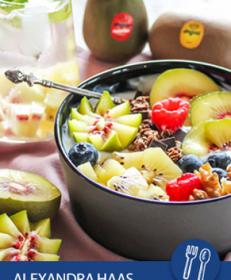 Healthy breakfast mit granola und kiwi