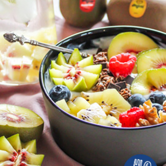 Healthy breakfast mit granola und kiwi