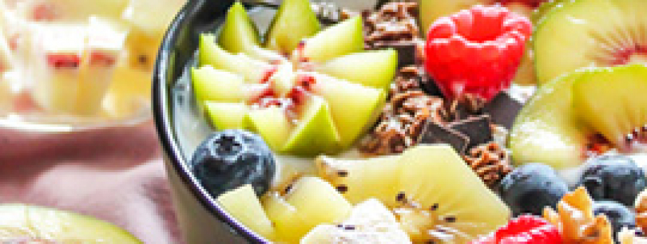 Healthy breakfast mit granola und kiwi