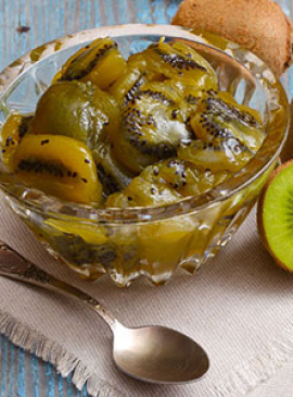 Frisches Kiwi-Kompott mit Zitronenverbene und Robiola-Käse