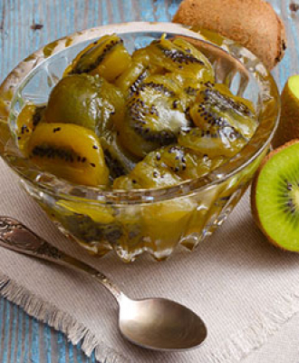 Frisches Kiwi-Kompott mit Zitronenverbene und Robiola-Käse