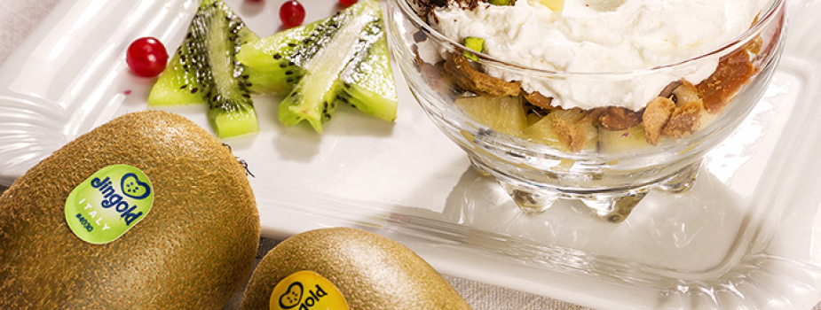 Copa con crema de requesón, chocolate y kiwi