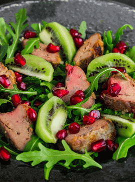 Hähnchenleber auf Rauken-Granatapfel-Kiwi-Salat