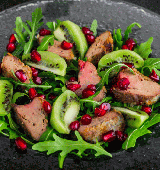 Fegatini di pollo su insalatina di rucola, melagrana e kiwi