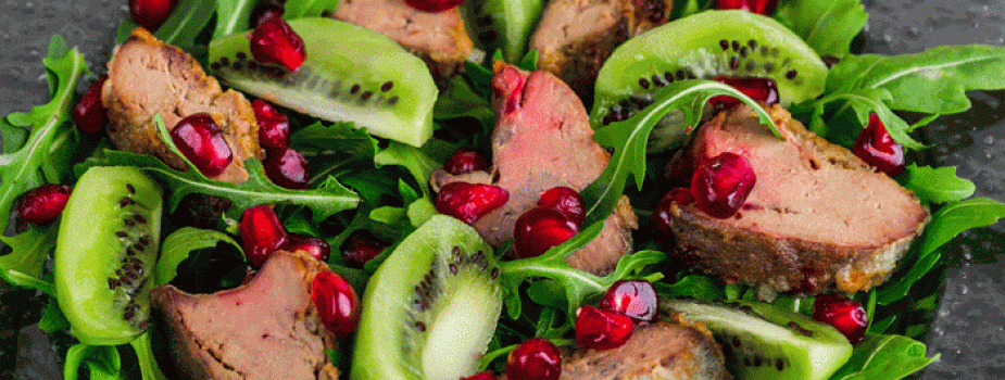 Fegatini di pollo su insalatina di rucola, melagrana e kiwi