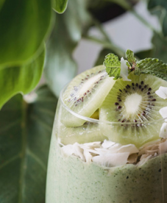Batido verde: receta con kiwis verdes Jingold, aguacate y plátano