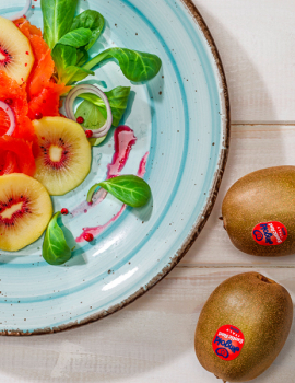 Insalata con salmone affumicato e kiwi rosso