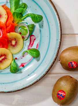 Smoked salmon salad with red kiwi