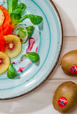 Smoked salmon salad with red kiwi Smoked salmon salad with red kiwi
