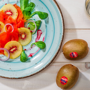 Smoked salmon salad with red kiwi