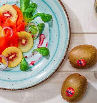 Salat mit Räucherlachs und roter Kiwi