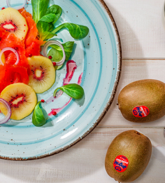 Salada com salmão defumado e kiwi vermelho