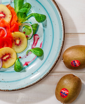 Salat mit Räucherlachs und roter Kiwi