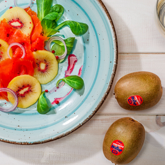 Salat mit Räucherlachs und roter Kiwi