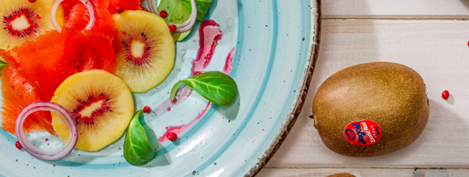 Ensalada con salmón ahumado y kiwi rojo