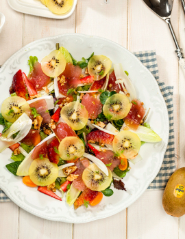 Insalata estiva con kiwi gialli e tonno