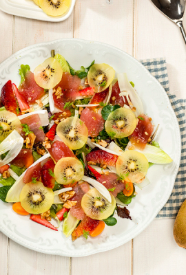 Summer salad with yellow kiwi and tuna