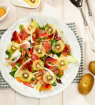 Salada de verão com kiwi amarelo e atum