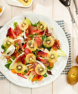 Sommerlicher Salat mit gelben Kiwis und Thunfisch