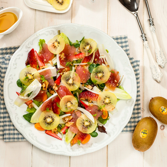 Salada de verão com kiwi amarelo e atum
