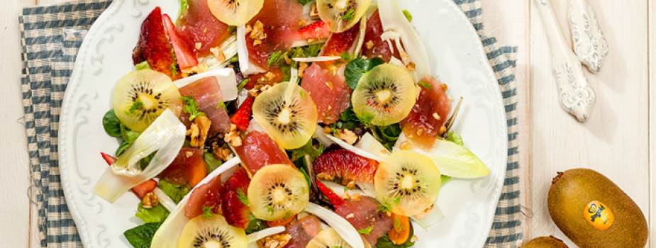 Ensalada veraniega con kiwis amarillos y atún