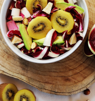 Insalata di radicchio, kiwi, noci e grana