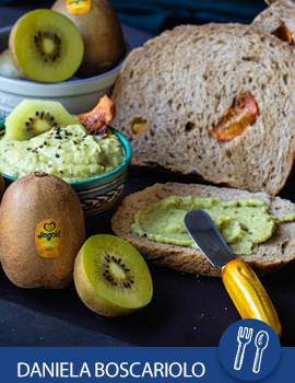 Pane ai kiwi e mandorle con hummus ai kiwi
