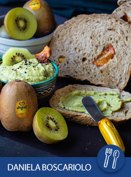 Pane ai kiwi e mandorle con hummus ai kiwi