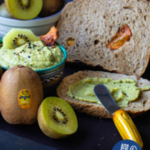 Pane ai kiwi e mandorle con hummus ai kiwi