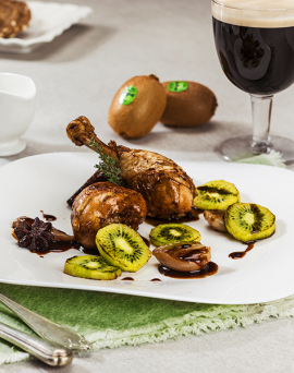 Cosce di pollo alla Guinness con scalogni brasati e kiwi grigliati Cosce di pollo alla Guinness con scalogni brasati e kiwi grigliati