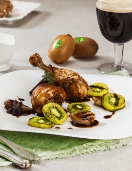 Cosce di pollo alla Guinness con scalogni brasati e kiwi grigliati
