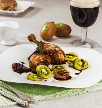 Coxas de frango ao molho Guinness com chalotas assadas e kiwis grelhados