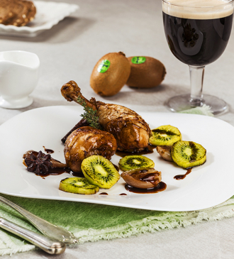 Muslos de pollo a la cerveza Guinness con chalotas estofadas y kiwis a la parrilla