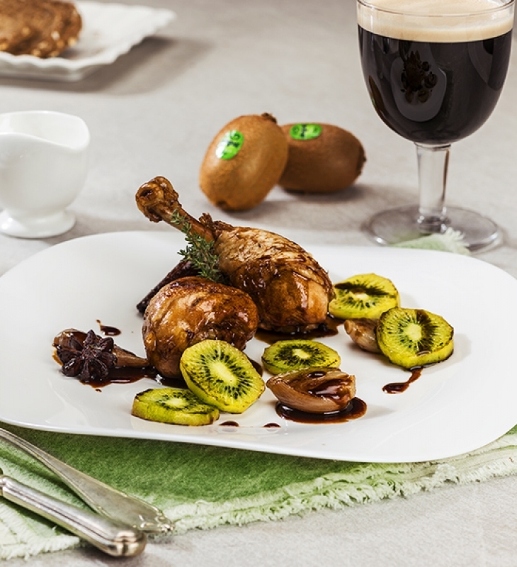 Coxas de frango ao molho Guinness com chalotas assadas e kiwis grelhados Coxas de frango ao molho Guinness com chalotas assadas e kiwis grelhados