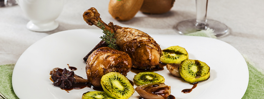 Muslos de pollo a la cerveza Guinness con chalotas estofadas y kiwis a la parrilla