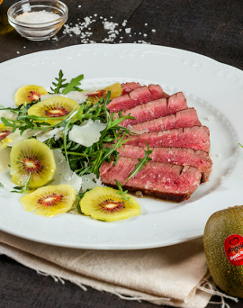 Émincé de bœuf à la roquette, kiwi et pétales de parmesan Émincé de bœuf à la roquette, kiwi et pétales de parmesan