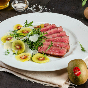 Émincé de bœuf à la roquette, kiwi et pétales de parmesan