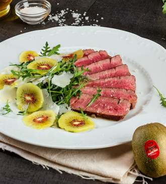 Émincé de bœuf à la roquette, kiwi et pétales de parmesan