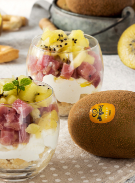 Bicchierini di cheesecake con tartare di tonno e kiwi