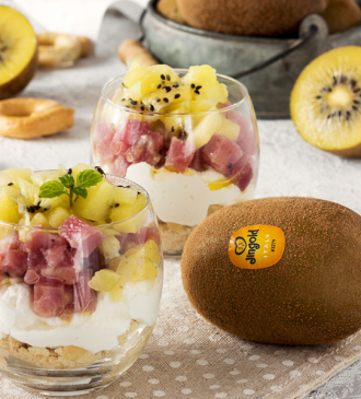 Bicchierini di cheesecake con tartare di tonno e kiwi