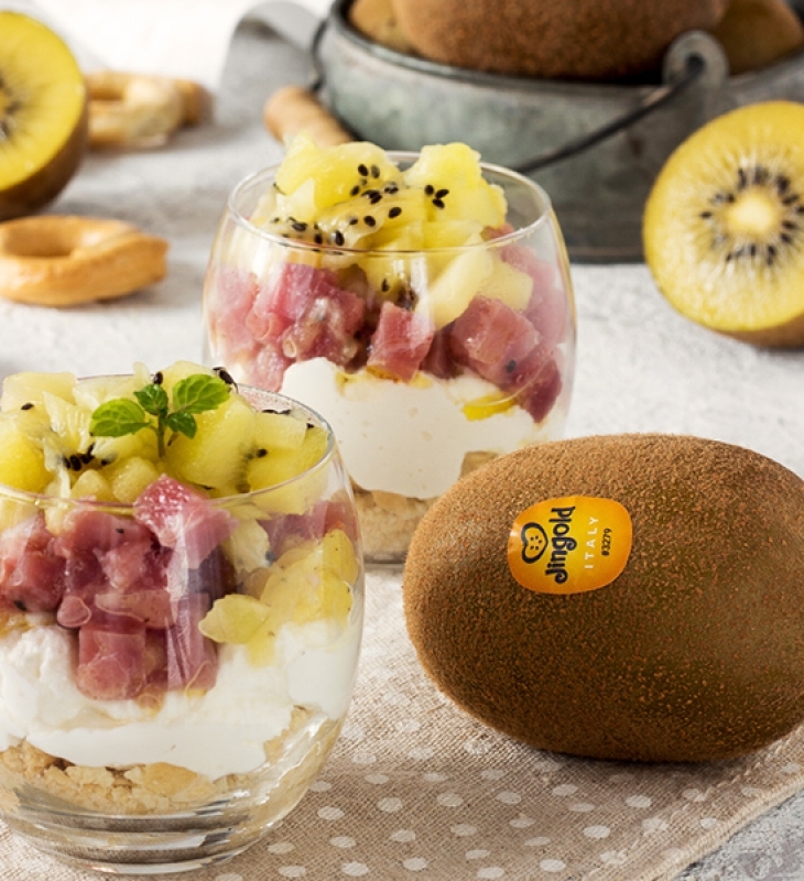 Bicchierini di cheesecake con tartare di tonno e kiwi Bicchierini di cheesecake con tartare di tonno e kiwi
