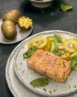 Filet de saumon au four et kiwi Gold, accompagné d’une salade d’agrumes, d’avocat et de pousses d’épinards