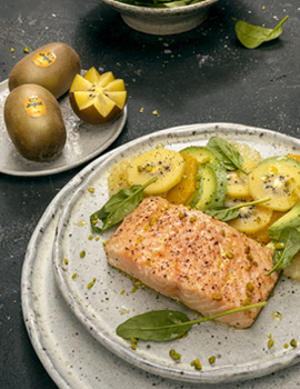 Filetto di salmone e kiwi gold al forno con insalata di agrumi, avocado e spinacini baby