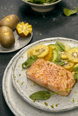 Filete de salmón y kiwis gold al horno con ensalada de cítricos, aguacate y espinacas baby