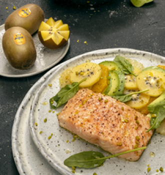 Filé de salmão assado e kiwi gold com salada de frutas cítricas, abacate e espinafre baby