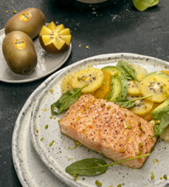 Filé de salmão assado e kiwi gold com salada de frutas cítricas, abacate e espinafre baby