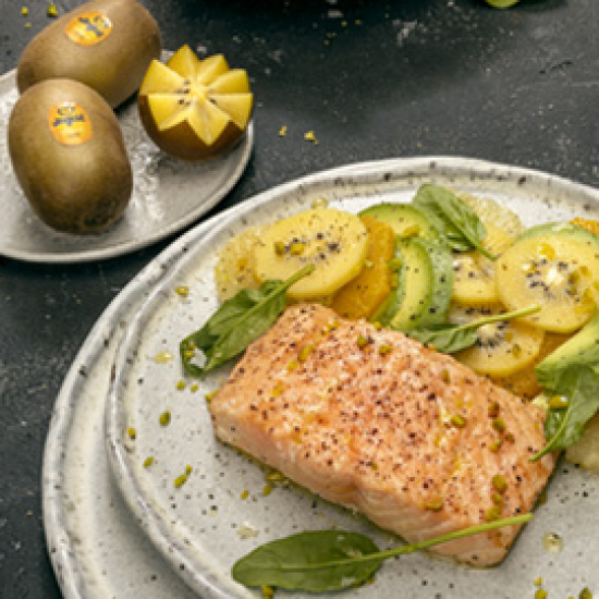 Filé de salmão assado e kiwi gold com salada de frutas cítricas, abacate e espinafre baby